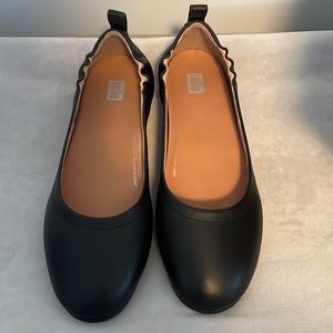 Black women’s flat fitflop shoes.